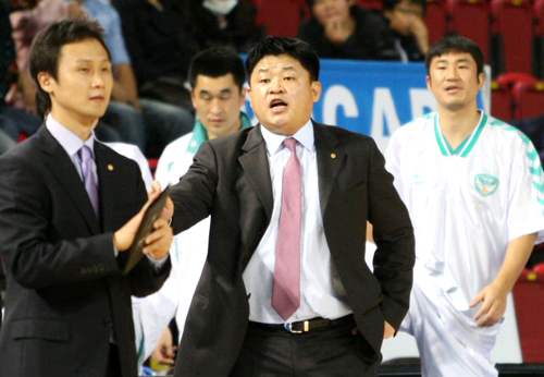 10일 인천삼산월드체육관에서 열린 프로농구 인천 전자랜드-원주 동부 경기. 동부 강동희 감독이 4쿼터에서 역전한 후 밝은 표정으로 작전지시를 하고 있다. 