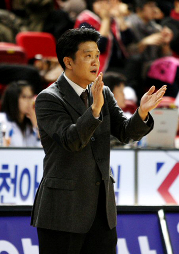 10일 인천삼산월드체육관에서 열린 프로농구 인천 전자랜드-원주 동부 경기. 전자랜드 유도훈 감독대행이 선수들을 격려하고 있다. 