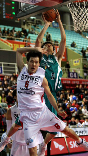 10일 인천삼산월드체육관에서 열린 프로농구 인천 전자랜드-원주 동부 경기. 동부 김주성이 전자랜드 박성진을 따돌리고 점프슛하고 있다. 
