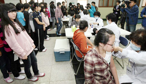 신종플루 예방 백신 접종이 실시된 11일 오전 서울 동대문구 전농동 전곡초등학교에서 학생들이 백신 주사를 맞고 있다. 