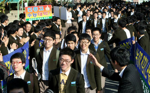 대학수학능력시험을 하루 앞둔 11일 오전 광주 광산구 신창동 진흥고등학교에서 재학생들이 선배들을 열렬하게 응원을 하고 있다. 시교육청은 신종플루 확산을 우려해 수능시험 당일인 12일 아침, 시험장 앞에서의 재학생들의 응원을 자제해줄 것을 당부했다. 