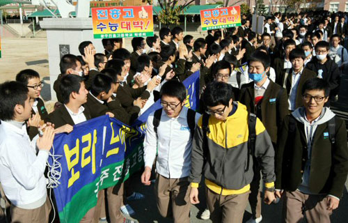 대학수학능력시험을 하루 앞둔 11일 오전 광주 광산구 신창동 진흥고등학교에서 재학생들이 선배들을 열렬하게 응원을 하고 있다. 시교육청은 신종플루 확산을 우려해 수능시험 당일인 12일 아침, 시험장 앞에서의 재학생들의 응원을 자제해줄 것을 당부했다. 