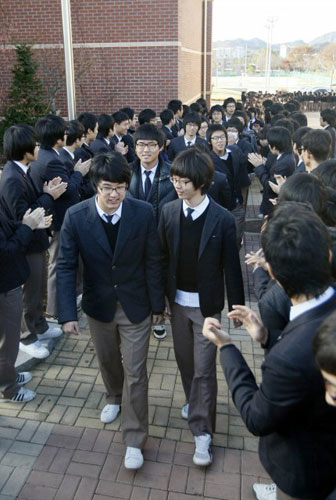 수능시험을 하루 앞둔 11일 오전 강원 춘천고등학교에서 출정식이 열려 3학년 수험생들이 1~2학년 후배들의 응원을 받으며 걸어가고 있다. 