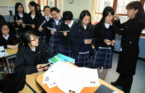 대학수학능력시험을 하루 앞둔 11일 서울 배화여고에서 학생들이 담임교사로부터 발열검사를 받으며 수험표를 받고 있다. 