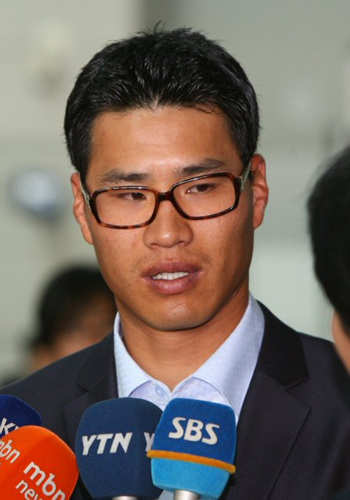 프로야구 한국시리즈 10회 우승을 달성한 빛고을 호랑이들이 거인을 사냥하러 현해탄을 건넌다. KIA 타이거즈 김상현이 12일 오후 일본으로 출국 하며 인터뷰를 하고 있다. KIA 타이거즈는 14일 오후 1시 나가사키 빅N스타디움에서 올해 일본시리즈 우승팀 요미우리 자이언츠와 아시아 야구 정상을 놓고 단판 승부를 펼친다. 