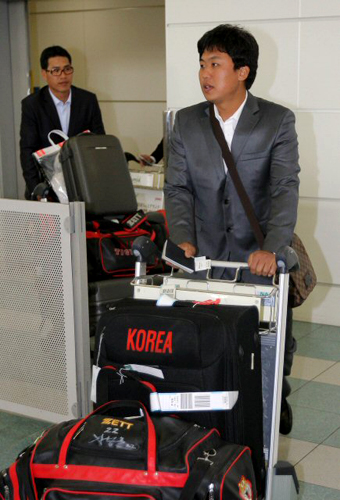 KIA 타이거즈 김상훈과 김상현이 12일 오후 일본 후쿠오카에 도착, 출국장을 나서고 있다. KIA 타이거즈는 14일 오후 1시 나가사키 빅N스타디움에서 올해 일본시리즈 우승팀 요미우리 자이언츠와 아시아 야구 정상을 놓고 단판 승부를 펼친다. 
