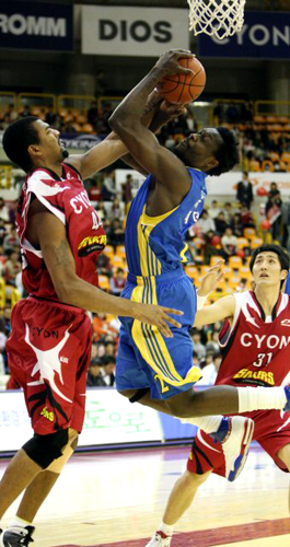12일 오후 경남 창원실내체육관에서 열린 2009-2010 프로농구 창원 LG와 서울 삼성의 경기에서 창원LG 알렉산더(왼쪽)와 서울 삼성의 레더(오른쪽)가 공중볼을 다투고 있다. 