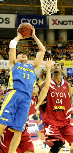 12일 오후 경남 창원실내체육관에서 열린 2009-2010 프로농구 창원 LG와 서울 삼성의 경기에서 서울 삼성 이상민이 골밑슛을 하고 있다. 