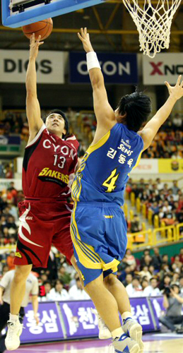 12일 오후 경남 창원실내체육관에서 열린 2009-2010 프로농구 창원 LG와 서울 삼성의 경기에서 창원LG 김현중이 슛을 하고 있다. 