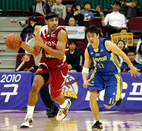 12일 오후 경남 창원실내체육관에서 열린 2009-2010 프로농구 창원 LG와 서울 삼성의 경기에서 창원 LG 문태영이 서울 삼성 이상민을 제치고 드리블하고 있다. 