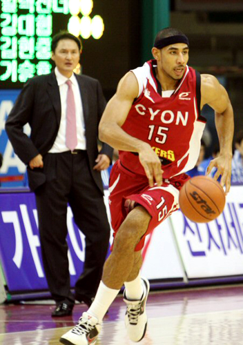 12일 오후 경남 창원실내체육관에서 열린 2009-2010 프로농구 창원 LG와 서울 삼성의 경기에서 서울 삼성 안준호 감독이 드리블하는 문태영을 지켜보고 있다. 