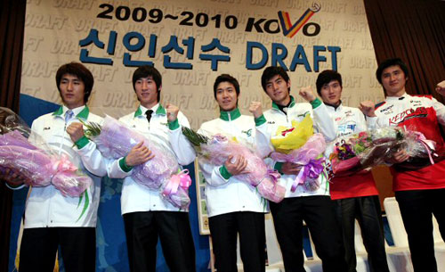 13일 오후 서울 중구 남대문로 밀레니엄서울힐튼호텔에서 열린 '2009-2010시즌 남자부 신인 드래프트'에서 1라운드 지명된 선수들이 파이팅을 외치고 있다. 왼쪽부터 강영준,김현수,김광국,김태진,정기혁,박성률. 