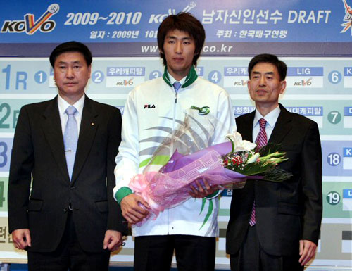 13일 오후 서울 중구 남대문로 밀레니엄서울힐튼호텔에서 열린 '2009-2010시즌 남자부 신인 드래프트'에서 신생팀 우리캐피탈로부터 1순위 지명된 경기대 강영준이 김남성(맨 왼쪽) 감독과 포즈를 취하고 있다. 