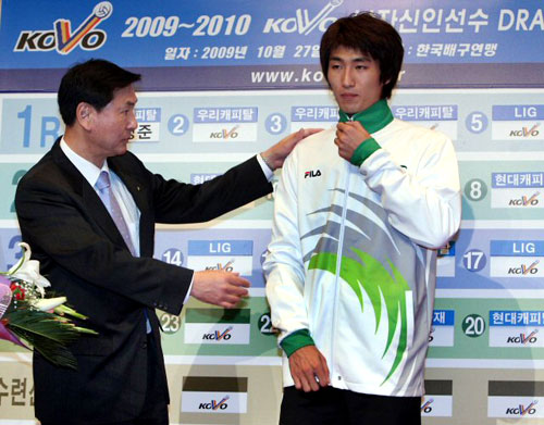13일 오후 서울 중구 남대문로 밀레니엄서울힐튼호텔에서 열린 '2009-2010시즌 남자부 신인 드래프트'에서 신생팀 우리캐피탈로부터 1순위 지명된 경기대 강영준이 김남성 감독으로 부터 유니폼을 전달받고 있다. 