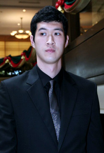 13일 오후 서울 중구 남대문로 밀레니엄서울힐튼호텔에서 열린 '2009-2010시즌 남자부 신인 드래프트'에서 한양대 박준범이 6개 구단 단장과 대학배구연맹 관계자들이 대학 3학년생 드래프트 신청을 하지 않기로 합의하자 드래프트장을 떠나고 있다. 