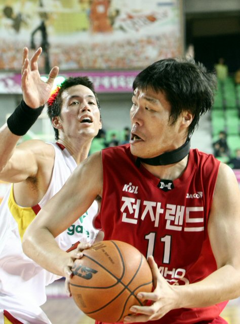 13일 대구실내체육관에서 열린 프로농구 대구 오리온스-인천 전자랜드전에서 전자랜드 서장훈(11번)이 오리온스 이동준(40번)의 마크를 받으며 슈팅 찬스를 노리고 있다. 
