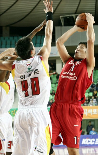 13일 대구실내체육관에서 열린 프로농구 대구 오리온스-인천 전자랜드전에서 전자랜드 서장훈(11번)이 오리온스 이동준(40번)의 마크를 받으며 슛을 시도하고 있다. 