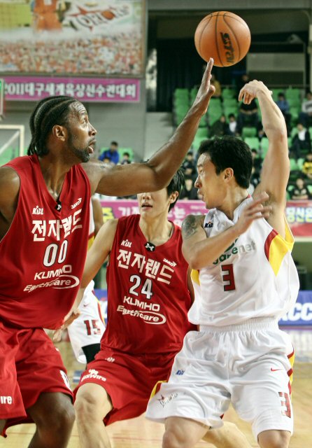 13일 대구실내체육관에서 열린 프로농구 대구 오리온스-인천 전자랜드전에서 오리온스 김승현(3번)이 아말 맥카스킬(00번)의 마크를 받으며 머리 위로 감각적인 패스를 하고 있다. 