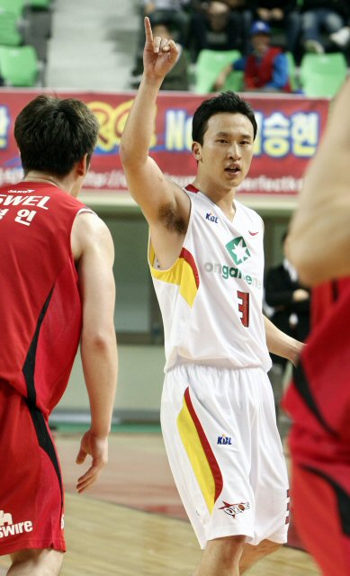 13일 대구실내체육관에서 열린 프로농구 대구 오리온스-인천 전자랜드전에서 오리온스 김승현(3번)이 손가락으로 공격신호를 보내고 있다. 
 