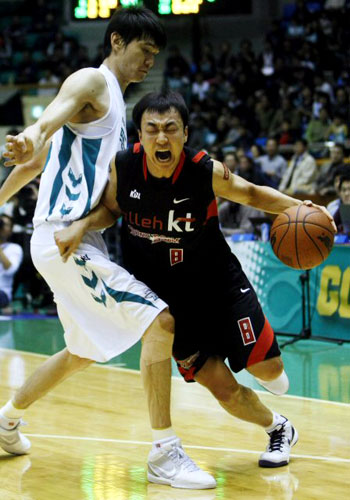 13일 오후 원주 치악체육관에서 프로농구 원주 동부와 부산 KT의 경기가 열려 KT 김영환이 동부 김주성(왼쪽)의 수비를 피해 드리블 하고 있다. 