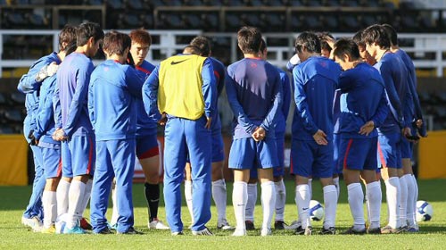  세르비아와의 평가전을 하루 앞둔 17일(현지시간) 영국 런던 크레이븐 코티지에서 축구 대표팀 선수들이 훈련에 앞서 승리를 다짐하고 있다. 