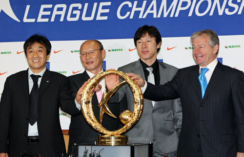 18일 서울 신문로 축구회관에서 열린 K-리그 챔피언십 2009 6강 플레이오프 미디어데이에서 인천유나이티드 페트코비치, 성남일화 신태용, 전남드래곤즈 박항서 감독, FC서울 이영진 코치가 트로피에 손을 얹고 선전을 다짐하고 있다. 