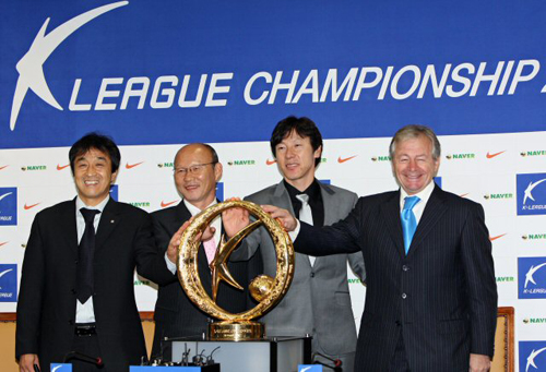 18일 서울 신문로 축구회관에서 열린 K-리그 챔피언십 2009 6강 플레이오프 미디어데이에서 인천유나이티드 페트코비치, 성남일화 신태용, 전남드래곤즈 박항서 감독, FC서울 이영진 코치가 트로피에 손을 얹고 선전을 다짐하고 있다. 