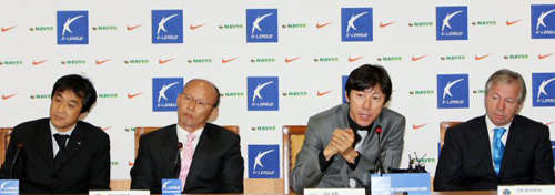  18일 서울 신문로 축구회관에서 열린 K-리그 챔피언십 2009 6강 플레이오프 미디어데이에서 인천유나이티드 페트코비치(오른쪽부터), 성남일화 신태용, 전남드래곤즈 박항서 감독, FC서울 이영진 코치가 기자들의 질문에 답하고 있다. 