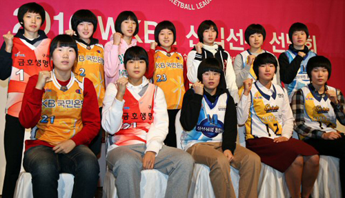 18일 서울 프라자호텔에서 열린 2010년 여자프로농구(WKBL) 신인선수 선발에서 지명된 신인선수들이 함께 파이팅을 외치고 있다. 사진 아랫줄 왼쪽부터 1라운드에 국민은행에 지명된 숭의여고 센터 허기쁨, 금호생명에 숭의여고 최원선, 삼성생명에 대전여상 박소영, 신한은행에 수원여고 김가영. 