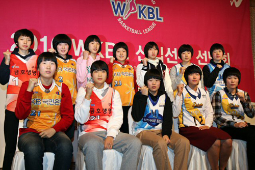 18일 서울 프라자호텔에서 열린 2010년 여자프로농구(WKBL) 신인선수 선발에서 지명된 신인선수들이 함께 파이팅을 외치고 있다. 사진 아랫줄 왼쪽부터 1라운드에 국민은행에 지명된 숭의여고 센터 허기쁨, 금호생명에 숭의여고 최원선, 삼성생명에 대전여상 박소영, 신한은행에 수원여고 김가영. 