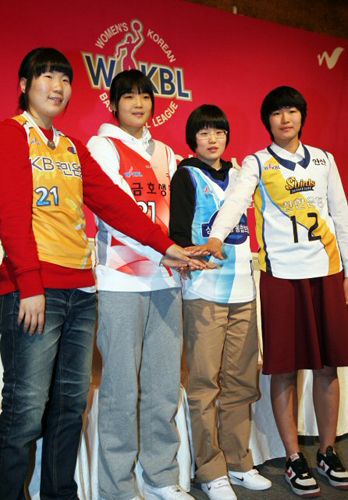 18일 서울 프라자호텔에서 열린 2010년 여자프로농구(WKBL) 신인선수 선발에서 1라운드에 전체 1순위로 국민은행에 지명된 숭의여고 센터 허기쁨(왼쪽부터), 금호생명에 숭의여고 최원선, 삼성생명에 대전여상 박소영, 신한은행에 수원여고 김가영이 함께 손을 맞잡고 있다. 