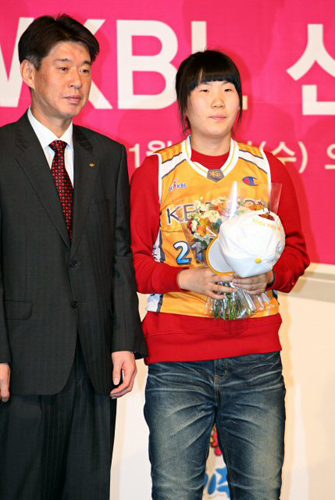 18일 서울 프라자호텔에서 열린 2010년 여자프로농구(WKBL) 신인선수 선발에서 1라운드에 전체 1순위로 KB국민은행 세이버스에 지명된 숭의여고 센터 허기쁨이 정덕화 감독과 함께 포즈를 취하고 있다. 
