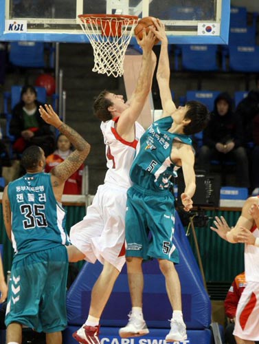 18일 잠실 학생체육관에서 열린 2009-2010 프로농구 서울 SK-원주 동부 경기, 동부 김주성이 SK 죠 데버트의 슛을 블록슛 하고 있다. 이 경기에서 블록슛 2개를 추가한 김주성은 프로농구 사상 첫 700 블록슛을 달성했다. 