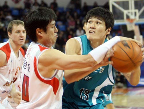 18일 잠실 학생체육관에서 열린 2009-2010 프로농구 서울 SK-원주 동부 경기, 동부 윤호영(오른쪽)이 공격을 시도하자 SK 문경은이 반칙으로 차단하고 있다. 