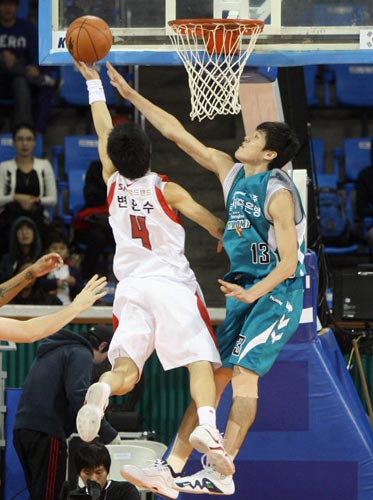 18일 잠실 학생체육관에서 열린 2009-2010 프로농구 서울 SK-원주 동부 경기, SK 변현수(왼쪽)가 슛을 시도하자 동부 윤호영이 블록슛을 하고 있다. 
