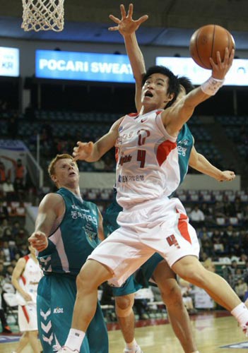18일 잠실 학생체육관에서 열린 2009-2010 프로농구 서울 SK-원주 동부 경기, SK 변현수가 상대 수비를 제치고 슛을 하고 있다. 