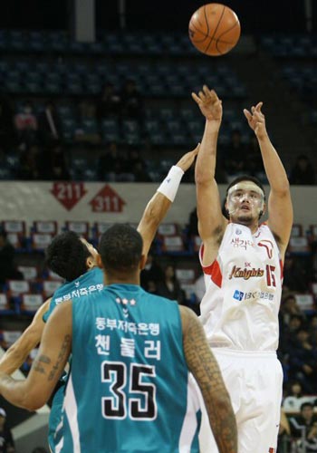 18일 잠실 학생체육관에서 열린 2009-2010 프로농구 서울 SK-원주 동부 경기, SK 김민수가 상대 수비를 제치고 슛을 하고 있다. 