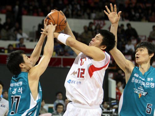 18일 잠실 학생체육관에서 열린 2009-2010 프로농구 서울 SK-원주 동부 경기, SK 이병석(가운데)이 패스를 하다 동부 진경석에게 막히고 있다. 