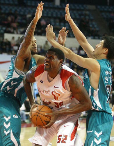 18일 잠실 학생체육관에서 열린 2009-2010 프로농구 서울 SK-원주 동부 경기, SK 사마키 워커(가운데)가 동부 진경석(오른쪽), 챈들러의 수비 사이에서 슛 기회를 엿보고 있다. 