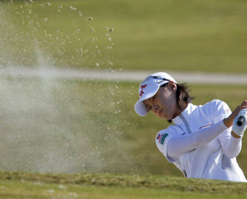 24일(한국시간) 미국 텍사스주 휴스턴의 휴스터니안 골프장에서 열린 시즌 마지막 대회 LPGA 투어챔피언십 최종 3라운드 15번홀에서 최나연이 벙커를 탈출하고 있다. 