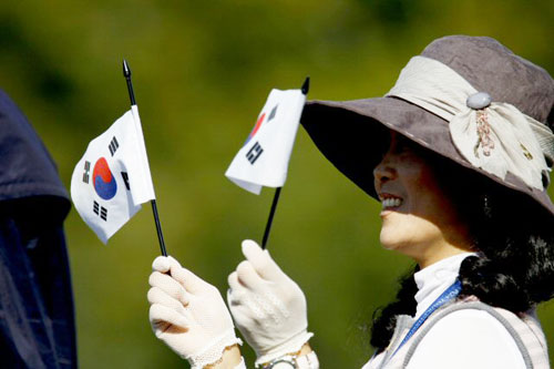 24일(한국시간) 미국 텍사스주 휴스턴의 휴스터니안 골프장에서 열린 시즌 마지막 대회 LPGA 투어챔피언십 최종 3라운드에서 한 갤러리가 태극기를 흔들며 응원을 하고 있다. 