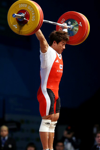 24일 경기 고양시 킨텍스 역도경기장에서 열린 2009 세계역도선수권대회 남자 77kg급 인상에서 사재혁이 160kg 바벨을 번쩍 들어올리고 있다. 
