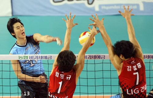 24일 천안 유관순체육관에서 열린 2009-2010 V리그 남자부 현대캐피탈-LIG손해보험 경기, 현대캐피탈 박철우(왼쪽)가 상대 블로킹을 앞에 두고 스파이크를 시도하고 있다. 