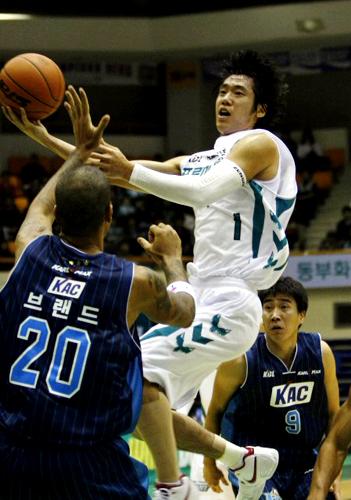 25일 원주 치악체육관에서 열린 프로농구 원주 동부와 전주 KCC 경기에서 동부 이광재가 수비를 피해 슛을 하고 있다. 