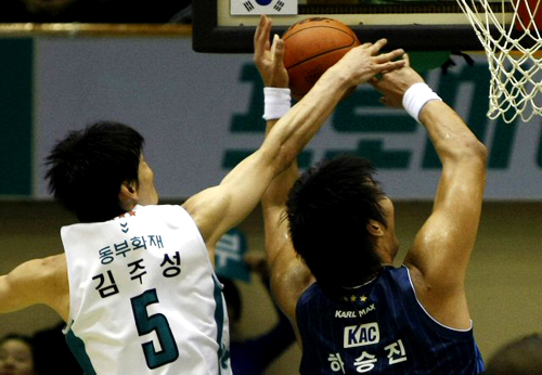 25일 원주 치악체육관에서 열린 프로농구 원주 동부와 전주 KCC 경기에서 동부 김주성이 KCC 하승진의 슛을 수비하고 있다. 