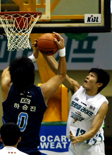 25일 원주 치악체육관에서 열린 프로농구 원주 동부와 전주 KCC 경기에서 동부 윤호영이 KCC 하승진의 슛을 블로킹 하고 있다. 