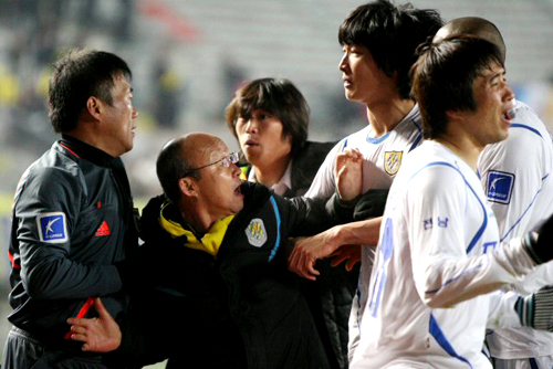 25일 성남종합운동장에서 벌어진 K-리그 쏘나타 챔피언십 2009 준플레이오프 전남 드래곤즈와 성남 일화의 경기 후반 막판 0대1로 뒤진 전남의 슛이 골문을 통과했지만 선심이 오프사이드를 선언, 선수들이 거칠게 항의하자 박항서 전남 감독이 선수들을 말리고 있다. 성남 1대0 승. 