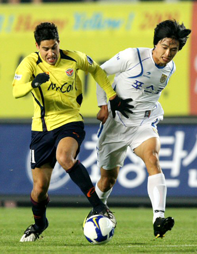 25일 성남종합운동장에서 벌어진 K-리그 쏘나타 챔피언십 2009 준플레이오프 전남 드래곤즈와 성남 일화의 경기에서 성남 몰리나(왼쪽)가 전남 곽태휘와 볼 다툼을 벌이고 있다. 몰리나의 전반에 터진 골로 성남이 1대0으로 승리했다. 