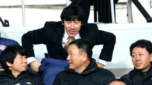 25일 성남종합운동장에서 벌어진 K-리그 쏘나타 챔피언십 2009 준플레이오프 전남 드래곤즈와 성남 일화의 경기에서 지난 경기 퇴장으로 관중석에서 경기를 지켜보던 성남 신태용(위) 감독이 허정무 국가대표팀 감독과 인사를 나누고 있다. 