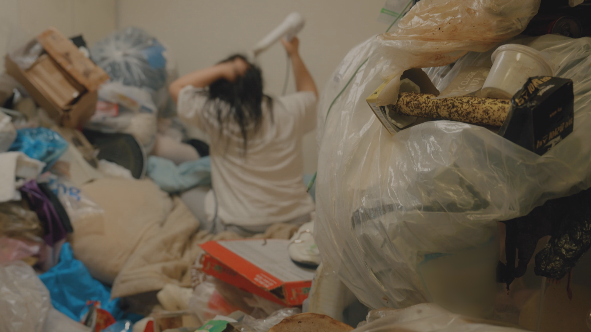 “가장 큰 쓰레기는 나”…3년째 쓰레기 집에 갇혀 산 여자  기사 이미지
